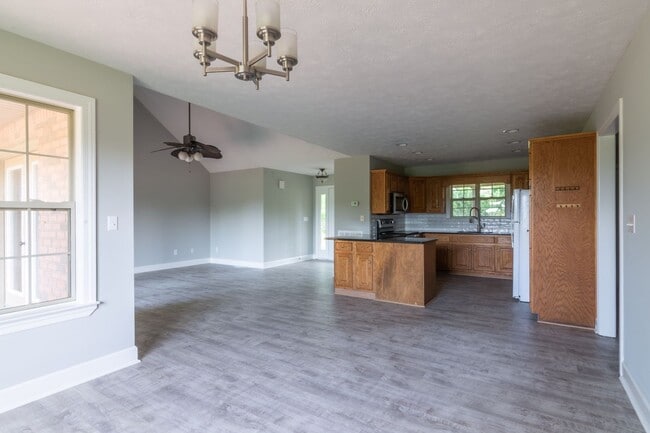 Building Photo - 3 Bed, 2 Bath, 2350sqft, 5.86acres