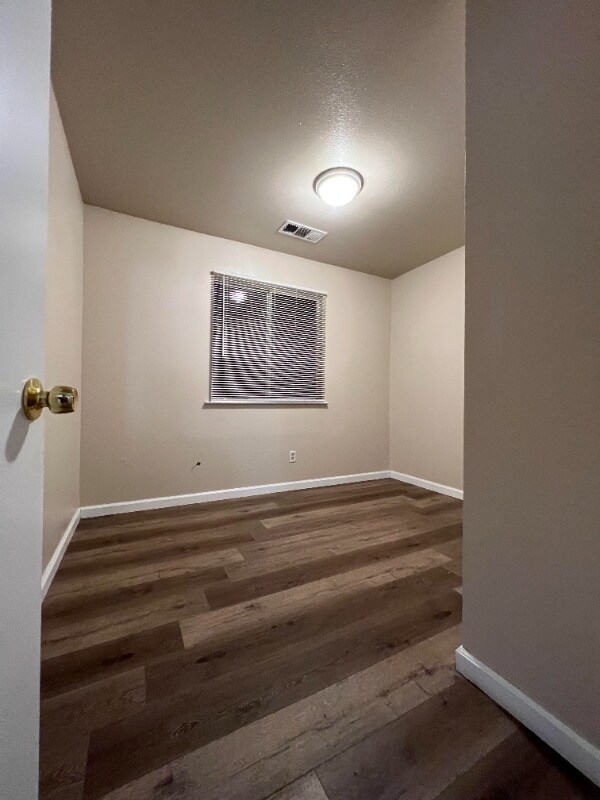 Building Photo - 512 S Dearing Ave