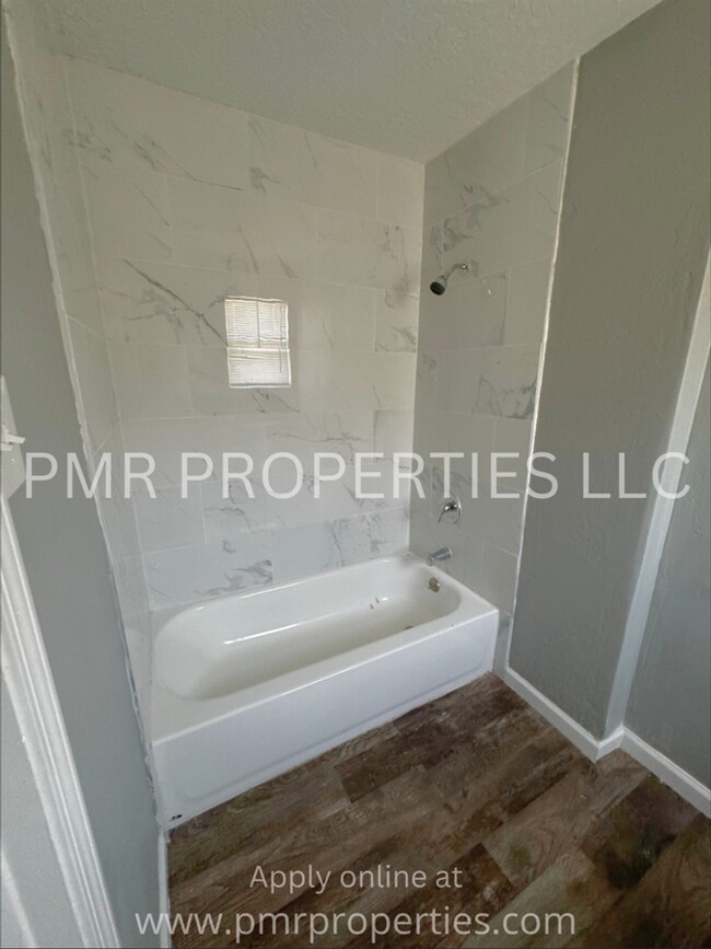Building Photo - 3 Bed 2 Bath - House