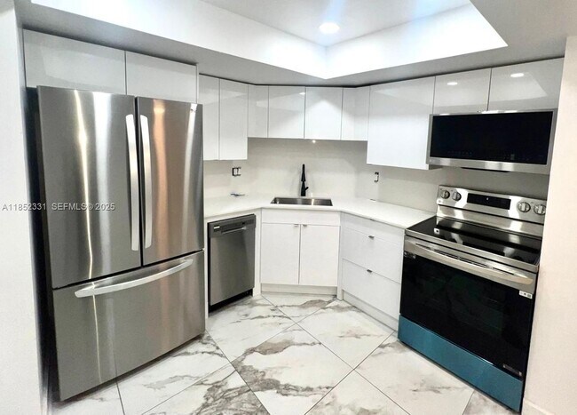 Building Photo - 3000 E Sunrise Blvd