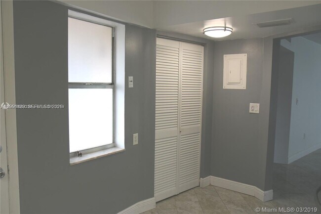 Building Photo - 1401 NE 191st St