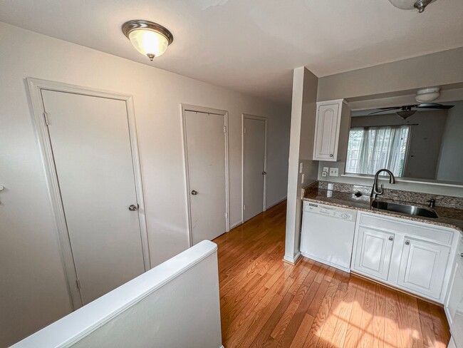 Building Photo - Updated 2 Bed 1.5 Bath Townhouse Close to ...