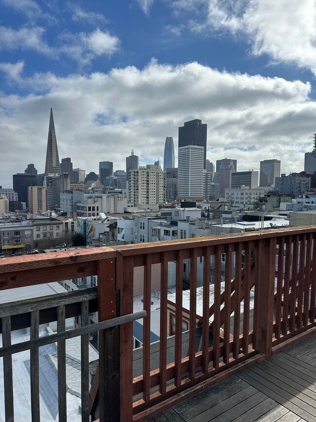 Building Photo - Spacious Nob Hill 3 BD/ 2 Bath Flat with Shared Roof-deck! Gorgeous City and Bay Views!!