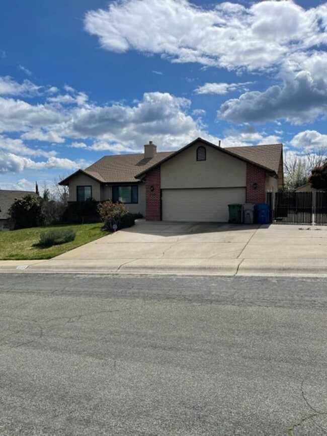 Building Photo - 3 Bedroom Located in Country Heights Subdivision!