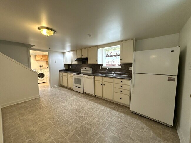 Building Photo - Quaint Single Family Home in Manchester