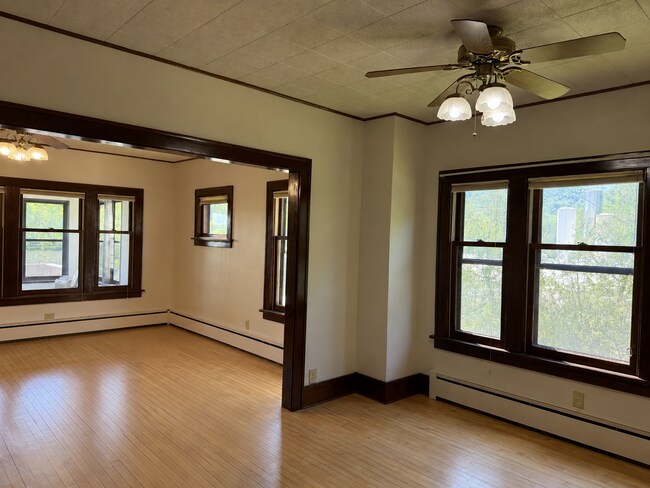 Building Photo - 5- Bedroom House for Rent in Chaseburg