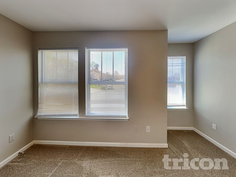 Building Photo - 704 Rocky Grove Glen