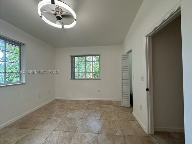 Building Photo - 302 N Palm Ave