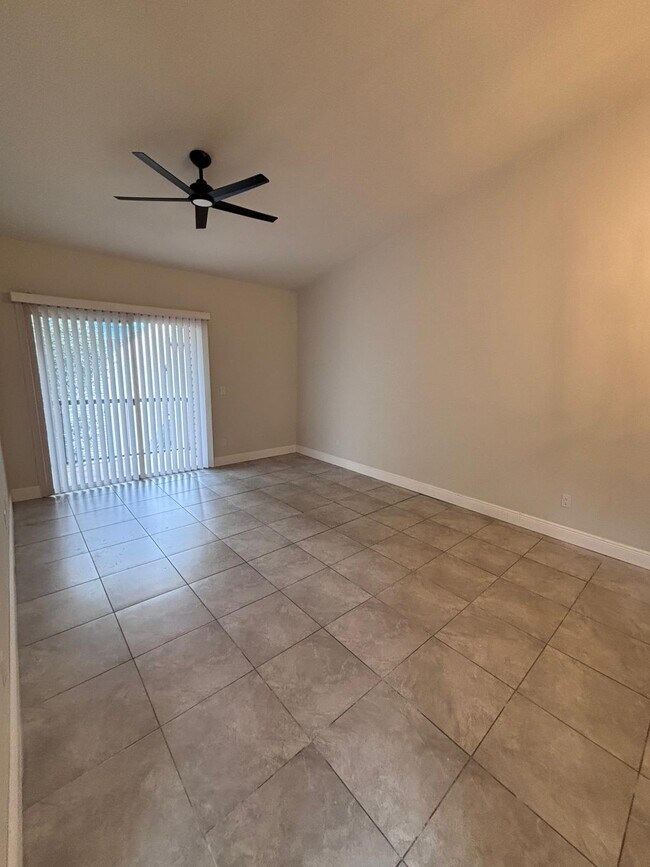 Building Photo - 1964 Lake Atriums Cir