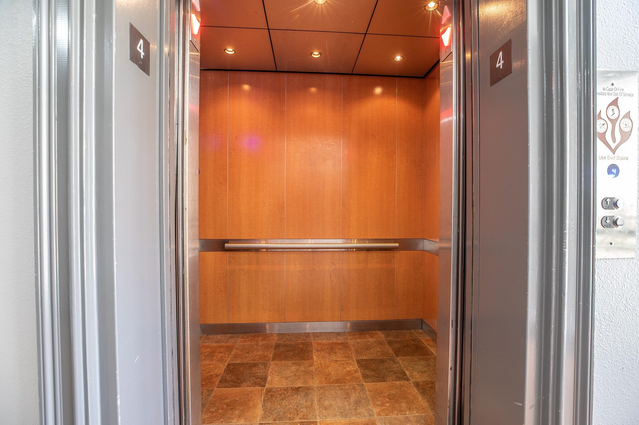 Elevator - 97 E Saint James St