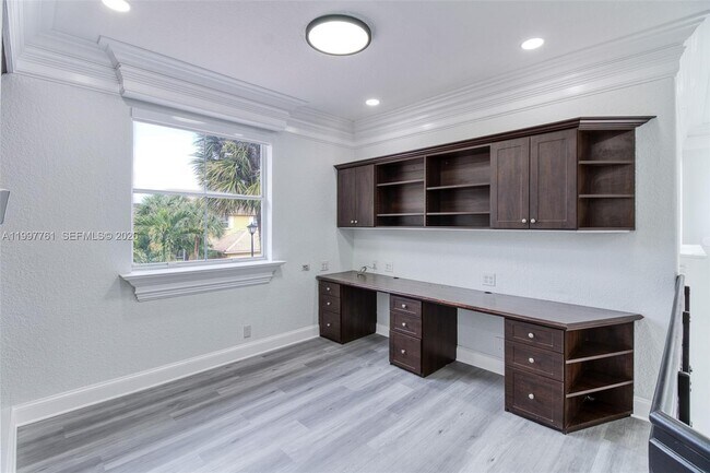 Building Photo - 5363 SW 38th Ave