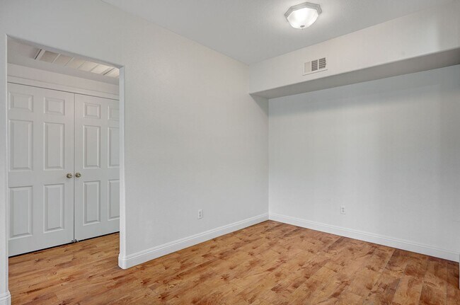 Building Photo - Stunning first floor condo with new wood floor!