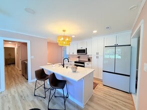 Building Photo - 909 Francis Marion Dr