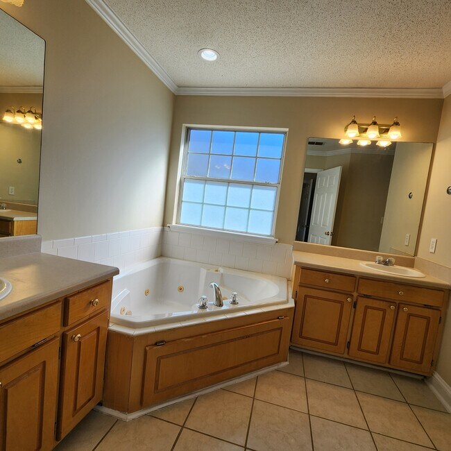 Building Photo - 3631 Club Dr