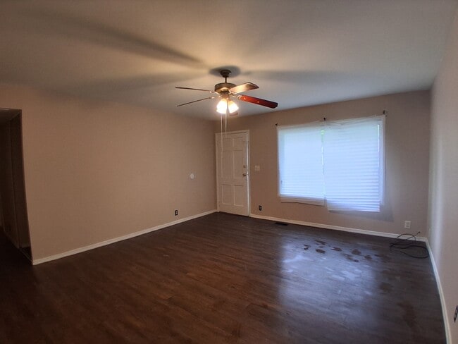 Building Photo - 908 Knollcrest Dr