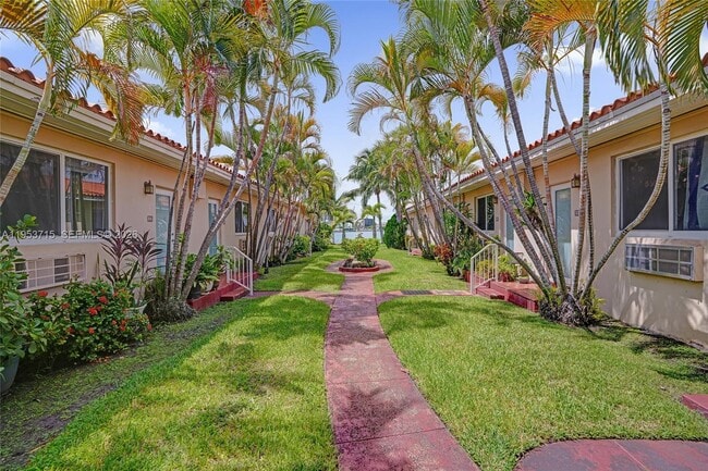 Building Photo - 2160 Bay Dr