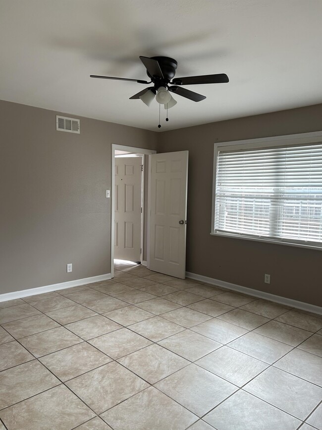 Building Photo - 300 Woodale Dr