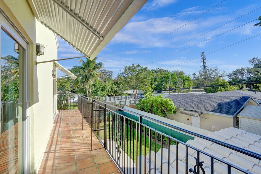 Building Photo - 960 SW 28th St