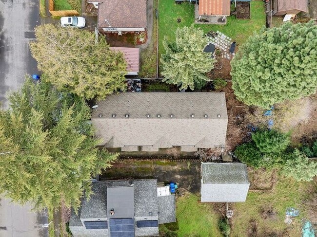 Building Photo - Big 2 bedroom townhouse. Minutes to Portland!!!!