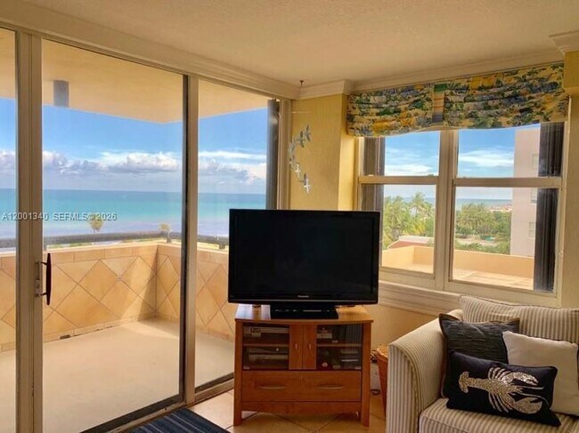 Building Photo - 2555 Collins Ave