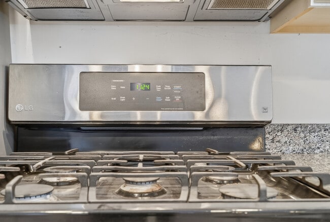 Building Photo - 5101 N Kenton Ave