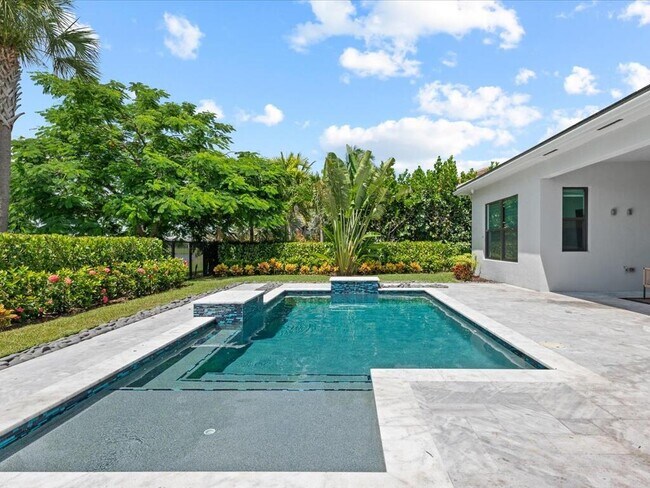 Building Photo - 5577 St Armands Way