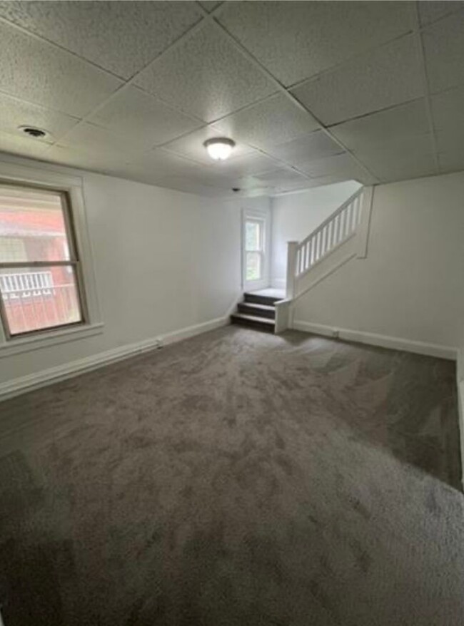 Building Photo - Expansive East End Townhome! Large Bedroom...