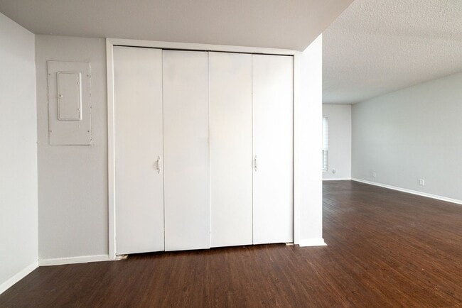 Building Photo - Remodeled Townhome with Granite & Stainless appliances