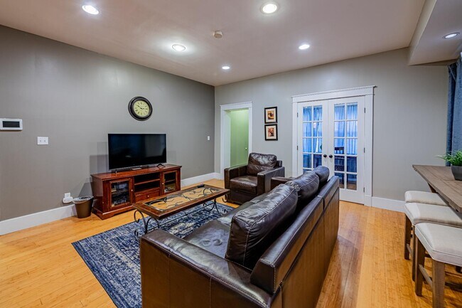 Building Photo - 902 Marquette Ave NW