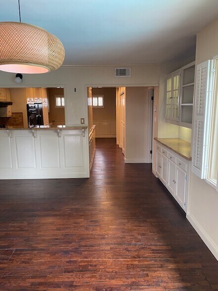 Building Photo - 2000 Karen St