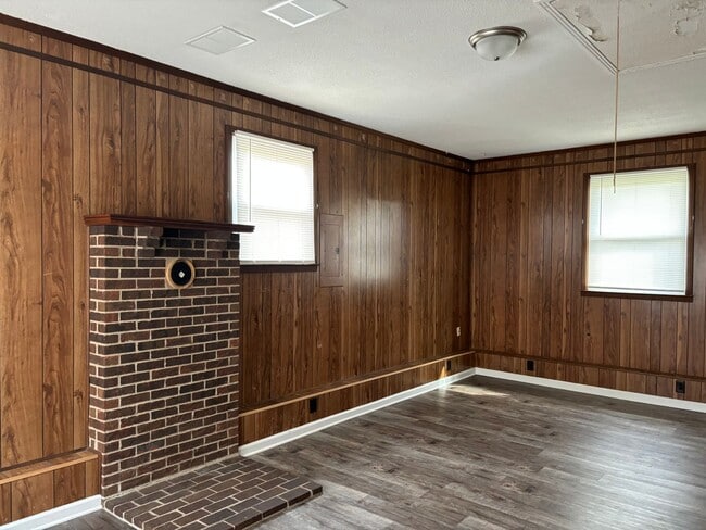 Building Photo - 927 Kenwood Dr