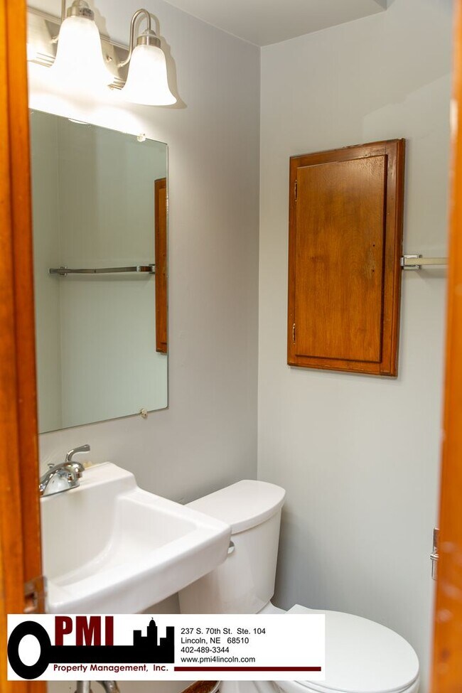 Building Photo - 2 Bedroom and 1.5 Bathroom Apartment Avail...