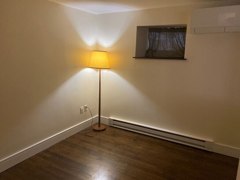 Building Photo - 38 Phillips St