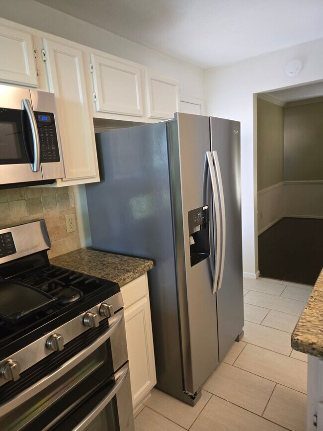 Building Photo - Freshly Painted Beauty with Spacious Outdo...