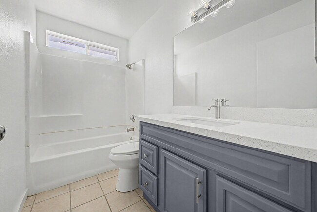 Building Photo - 935 W Santa Cruz Dr