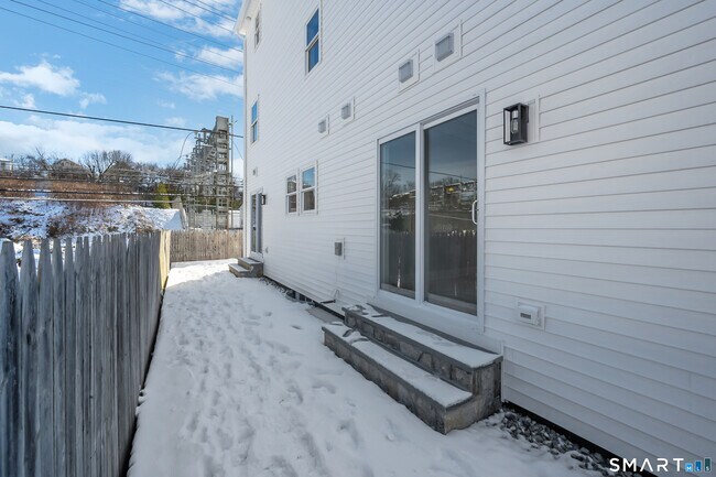 Building Photo - 20 Bouton St