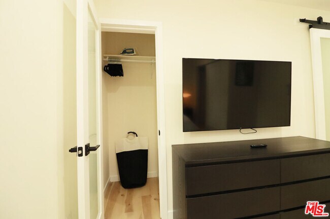 Building Photo - 9042 Phyllis Ave