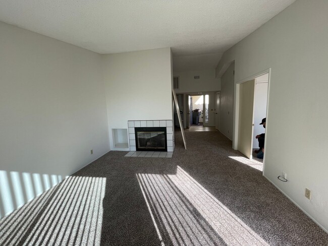 Building Photo - Beautiful 3 bedroom townhome for rent!