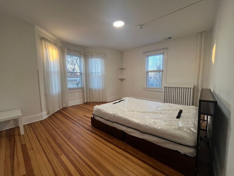 Building Photo - 1033 Newton St NE