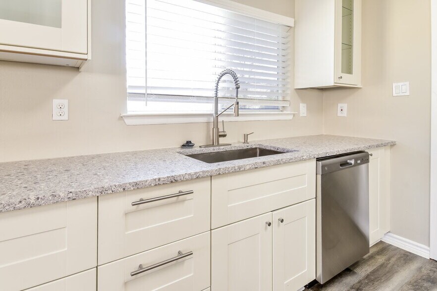 Building Photo - 8115 Maple Meadow Dr