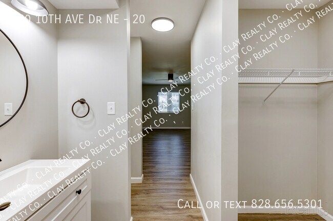 Building Photo - 420 10th Ave Dr NE