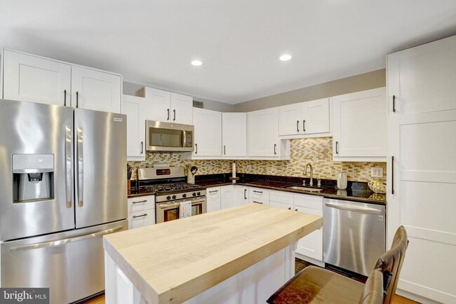 Building Photo - 6510 Carriage Dr