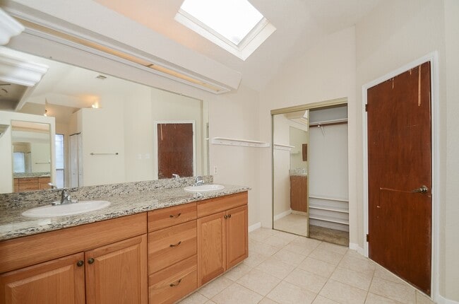 Building Photo - 1722 Foxlake Dr