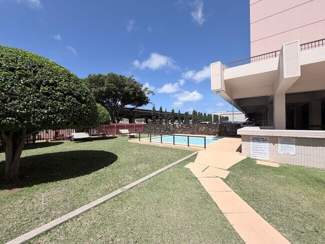 Building Photo - Kahala Towers 3BD/2BA Condo with 1 Parking – Available Now