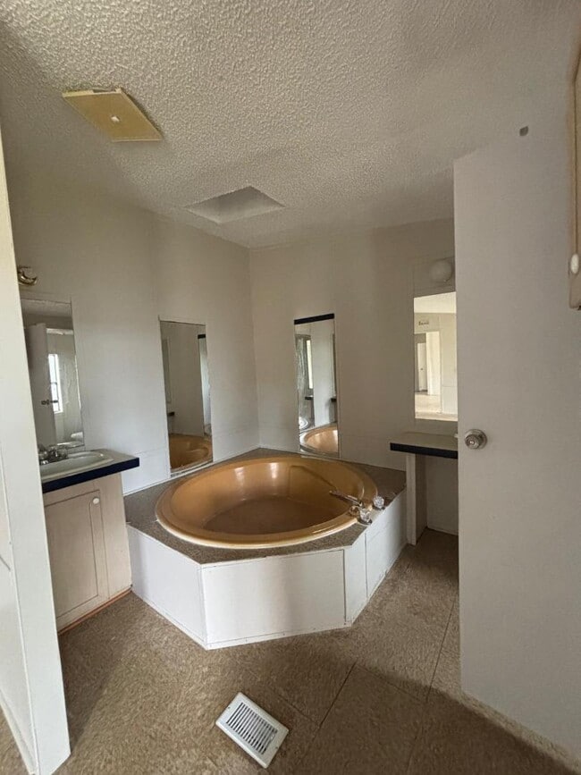 Building Photo - 307 Marcus crt