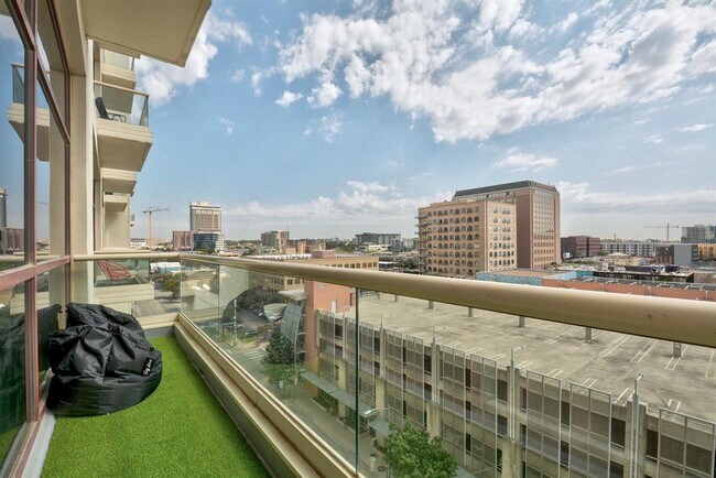 Building Photo - 555 E 5th St.