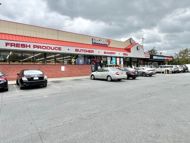 Building Photo - 450 Pelham Rd