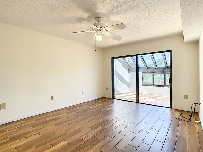 Building Photo - RARE 3 BEDROOM/ 2 BATH IN THE HIGHLY DESIR...