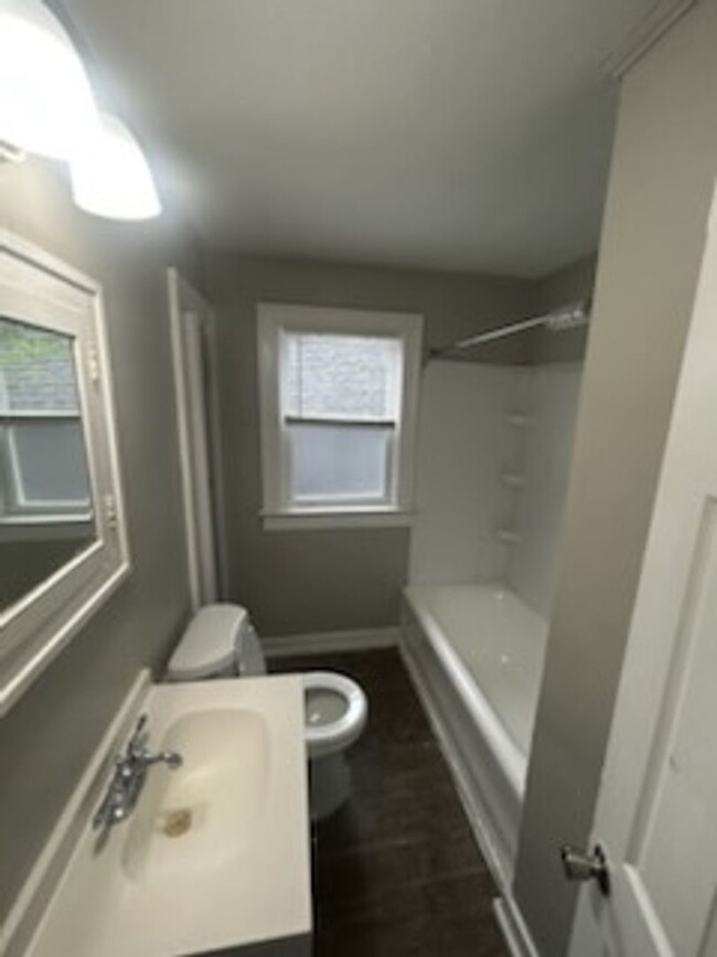 Building Photo - House w/finished basement!