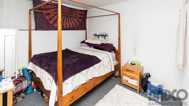 Building Photo - 2543 N Southport Ave